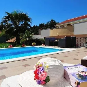 Apartment Vanilla With Heated Pool, Zadar